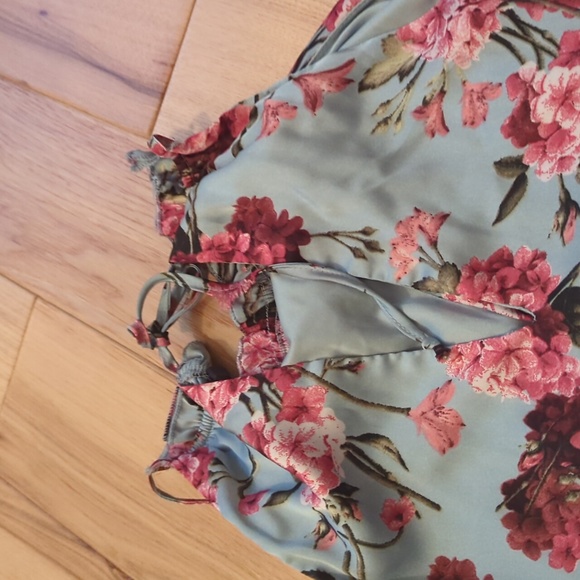 Halter tank top only worn once - Picture 3 of 3